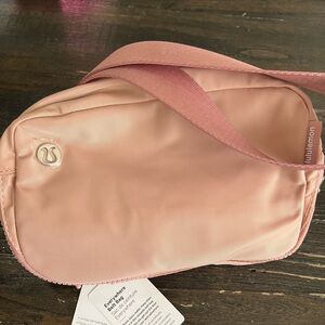 Lululemon Everywhere belt bag